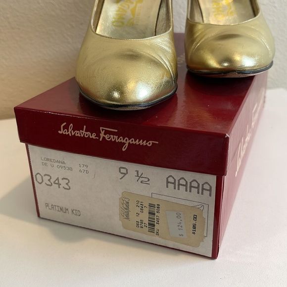SALVATORE FERRAGAMO GOLD PUMPS VINTAGE - Picture 2 of 15